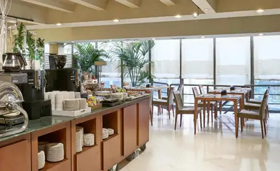 Utensilios para hacer té y café en NH Lleida Pirineos