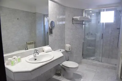 Un baño de Hotel Delta