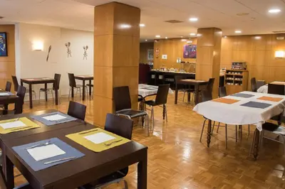 Un restaurante o sitio para comer en Hotel Delta