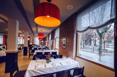 Un restaurante o sitio para comer en Hotel Monasterio Benedictino