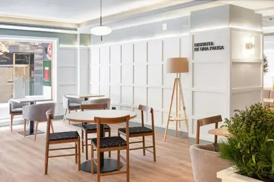 Zona de estar de B&B HOTEL Zaragoza Royal