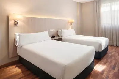 Cama o camas de una habitación en B&B HOTEL Zaragoza Royal