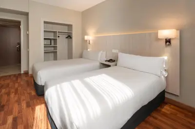 Cama o camas de una habitación en B&B HOTEL Zaragoza Royal