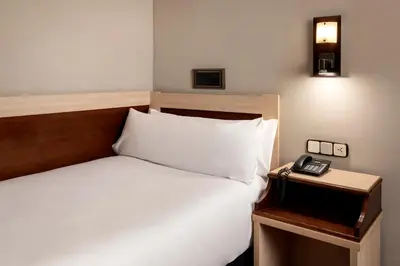 Cama o camas de una habitación en B&B HOTEL Zaragoza Royal
