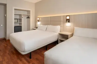 Cama o camas de una habitación en B&B HOTEL Zaragoza Royal