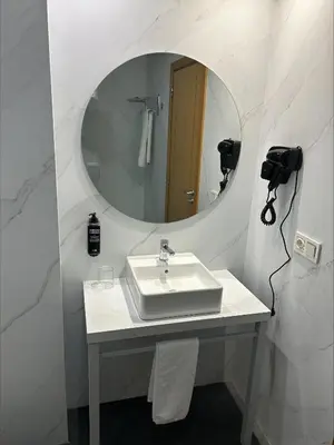 Un baño de ibis Styles Pamplona Noain