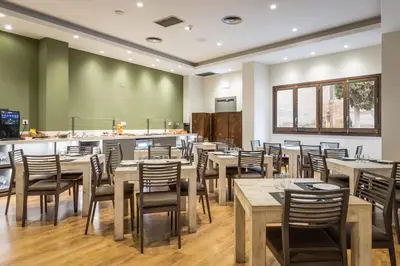 Un restaurante o sitio para comer en Hotel Don Jaime 54
