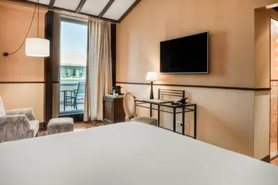 Una televisión o centro de entretenimiento en AC Hotel Ciudad de Tudela by Marriott