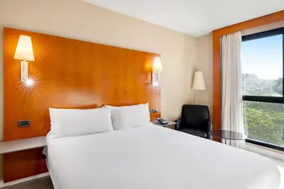 Cama o camas de una habitación en B&B HOTEL Zaragoza Los Enlaces Estación