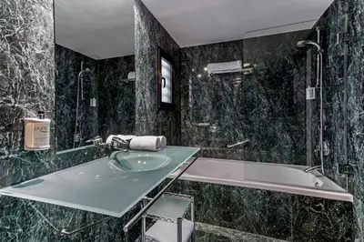 Un baño de B&B HOTEL Zaragoza Los Enlaces Estación