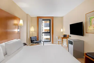 Una televisión o centro de entretenimiento en B&B HOTEL Zaragoza Los Enlaces Estación