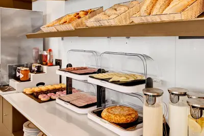 Comida en o cerca de este hotel