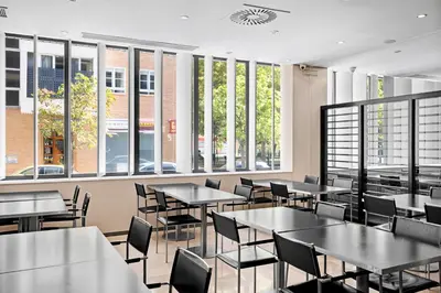 Un restaurante o sitio para comer en B&B HOTEL Zaragoza Los Enlaces Estación