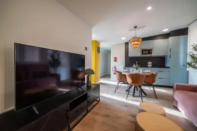 Una televisión o centro de entretenimiento en Apartamentos4U Tudela Plaza Parking Incluido