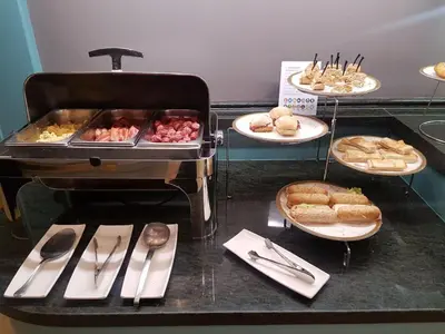 Comida en o cerca de este hotel