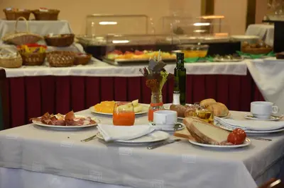Comida en o cerca de este hotel