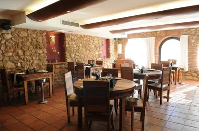 Un restaurante o sitio para comer en La Figuerola Hotel & Restaurant