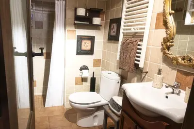 Un baño de LES LLÚDRIGUES Casa Loft con aire ac y terraza