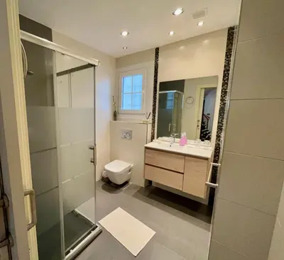 Un baño de Zayas enea