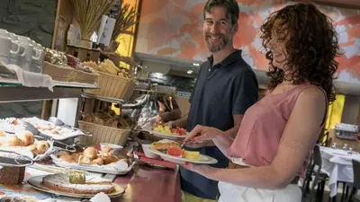 Comida en o cerca de este hotel