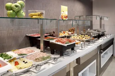 Comida en o cerca de este hotel