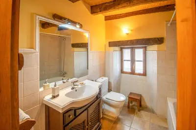 Un baño de Espacioso apartamento en el Pirineo Navarro