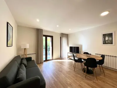 Una televisión o centro de entretenimiento en Espot Cowork & Apartments - L'Amfitriona