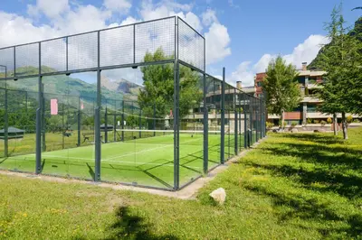 Instalaciones para jugar a tenis o squash en Casa LUNA la luna de CuentoGuía o alrededores