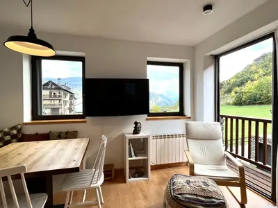 Una televisión o centro de entretenimiento en Apartament La Gisca - L'Amfitriona
