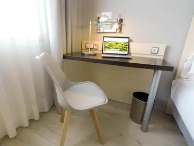 Una televisión o centro de entretenimiento en Holiday Inn Express Pamplona by IHG