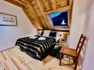 Cama o camas de una habitación en Muntanyó Luxury Lodge con sauna, parking y guardaesquis en Ruda