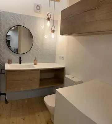 Un baño de Muntanyó Luxury Lodge con sauna, parking y guardaesquis en Ruda