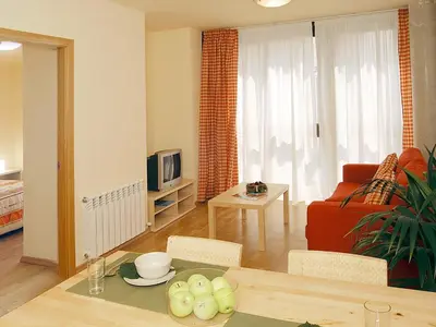 Una televisión o centro de entretenimiento en Aparthotel Nou Vielha