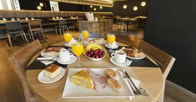 Comida en o cerca de este hotel