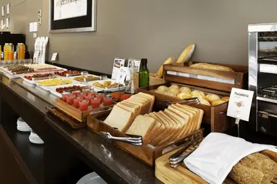 Comida en o cerca de este hotel