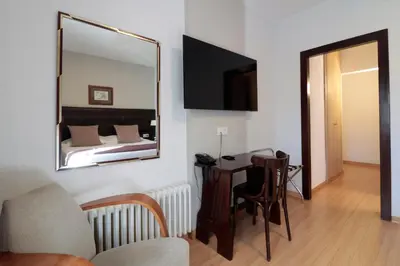 Una televisión o centro de entretenimiento en Hotel Blu Aran