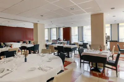 Un restaurante o sitio para comer en Hotel Pedro I De Aragon 4 Estrellas SUPERIOR
