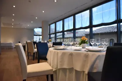Un restaurante o sitio para comer en Hotel Pedro I De Aragon 4 Estrellas SUPERIOR