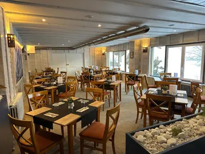 Un restaurante o sitio para comer en Estudio en Baqueira con piscina y parking