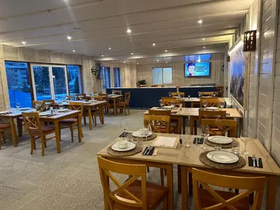 Un restaurante o sitio para comer en Estudio en Baqueira con piscina y parking