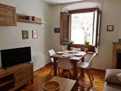 Una televisión o centro de entretenimiento en Espectacular apartamento reformado en edificio histórico, con WIFI