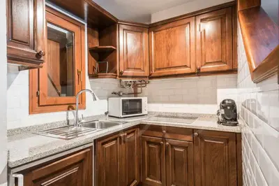 Una cocina o zona de cocina en Tanau 1700 by SeaMount Rentals