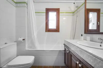 Un baño de Tanau 1700 by SeaMount Rentals