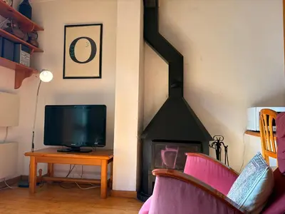 Una televisión o centro de entretenimiento en Chimenea en invierno, piscina en verano - Herbasabina 3