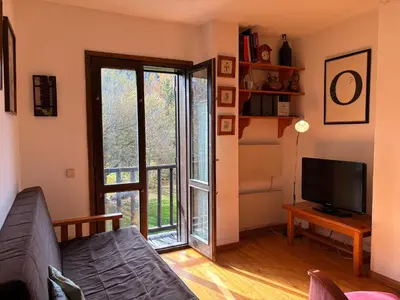Una televisión o centro de entretenimiento en Chimenea en invierno, piscina en verano - Herbasabina 3