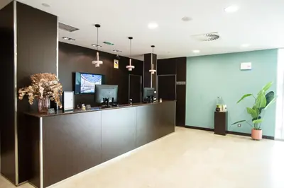 Una televisión o centro de entretenimiento en AZZ Pamplona Norte Hotel