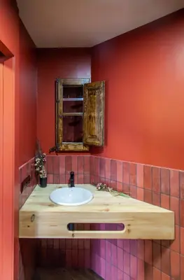Un baño de Casa amb jacuzzi privat, Cal Rossa