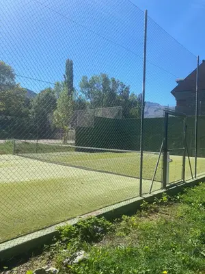 Instalaciones para jugar a tenis o squash en CHECK-IN CASAS Cumbre de Benasque o alrededores
