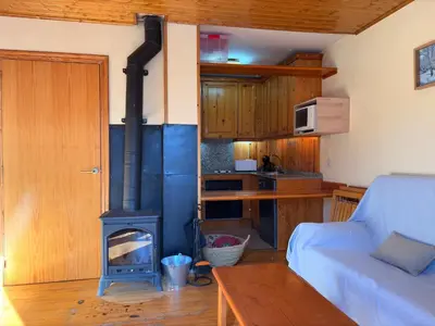 Una cocina o zona de cocina en Chimenea, confort moderno y madera - Falcó 2