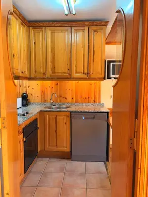 Una cocina o zona de cocina en Chimenea, confort moderno y madera - Falcó 2